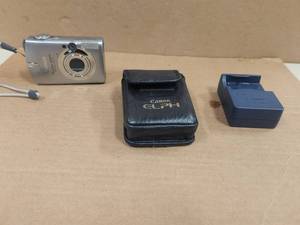 lot 117 image: Cannon camera - Power Shot SD500 and bag