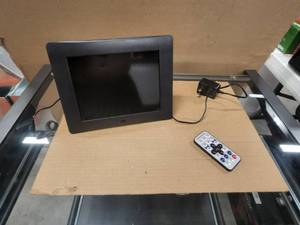 lot 136 image: Aluratek 8 digital photo frame with remote