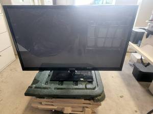 lot 158 image: Samsung Plasma TV - powers up, remote needs batteries