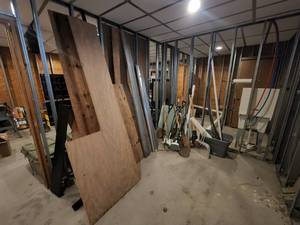 lot 217 image: Items in picture in back room - not the utility sink
