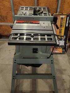 lot 272 image: Delta Bench Saw with stand