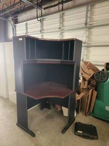 lot 13 image: Nice Desk