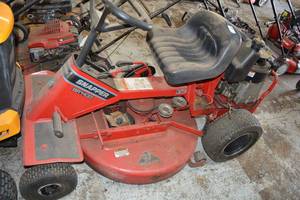lot 68 image: Snapper SR1433 - 33 Riding Lawn Mower (Running Condition Unknown - Please Preview)