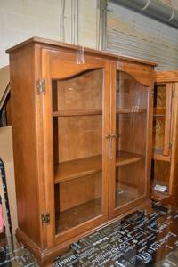 lot 8 image: Glass 2-Door Curio Cabinet