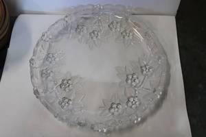 lot 84 image: Mikasa Crystal Flower Pattern Serving Platter