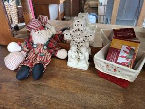 lot 121 image: Christmas Santa, Basket, and Lights Plus Ceramic Cross