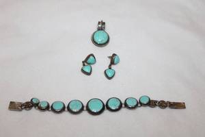 lot 109 image: Vintage Taxco Sterling silver Turquoise artisan crafted jewelry suite. Includes a 7L bracelet with hidden box clasp, post dangle earrings and pendant with large bale. All marked Mexico 925 HOB