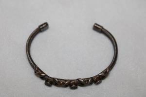 lot 114 image: Taxco Sterling silver heavy two toned cuff bracelet with Black Onyx inset stations. Marked Mexico 925 and artisan initials
