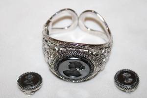 lot 124 image: Whiting and Davis clip earrings (marked Whiting & Davis on each) and a complementary hinged bracelet. All with black glass portraiture. Earrings have reverse imagery