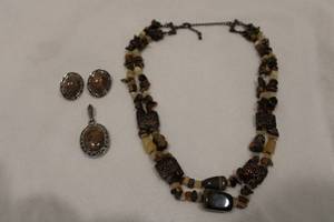 lot 176 image: Rock chip Tiger Eye and Agate jewelry. Includes an 18L necklace, earrings and pendant