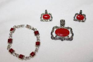 lot 179 image: Silver Plate good quality vintage red stone station bracelet (marked Mexico 92 Plata with complementing pendant and post earrings.