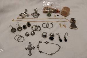 lot 185 image: Assorted loose jewelry and earring pairs, plus