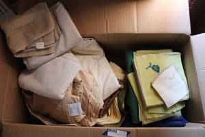 lot 36 image: Linens King Size Sheet set, Napkins, Bamboo Placemats