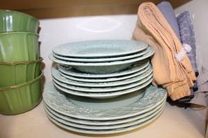 lot 49 image: Green Plates and Bowls by Royal Norfolk and Green Plate Set by Mikasa English Countryside, Plus Napkin Set