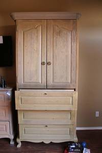 lot 74 image: Armoire 3-Drawer Dresser with Built-in Light 48W x 24D x 89H (CONTENTS NOT INCLUDED)