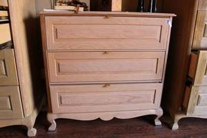 lot 81 image: 3-Drawer Dresser - 45W x 21D x 41T