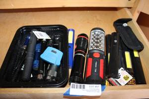 lot 87 image: Small Flashlight Collection