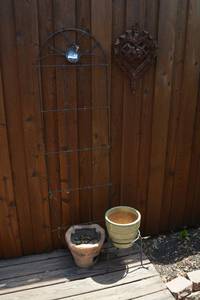lot 165 image: Garden Trellis, 2 Planters, Decorative Metal Heart