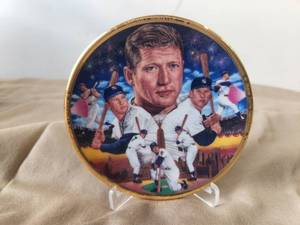 lot 8 image: Sports Impressions Superstar Collector Plate - Mickey Mantle - 1990 mini plate