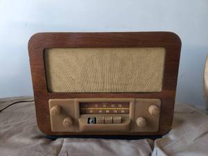 lot 16 image: Vintage Silvertone radio - sold through Sears and Roebuck