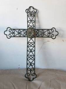 lot 24 image: Large metal cross - 20 tall