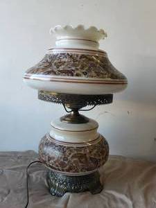 lot 34 image: Vintage large Hurricane Parler table light - electric