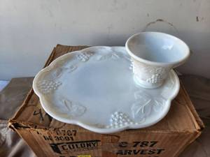 lot 86 image: Vintage 8-piece Harvest milk Glass snack set - Colony Company in original box