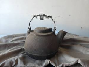 lot 97 image: Vintage Wagner 1891 original cast iron cookware teapot