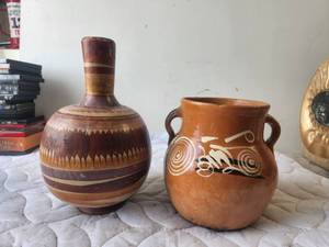 lot 129 image: Selection of 2 decorative clay pots