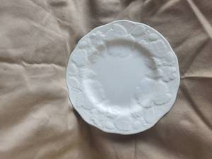 lot 131 image: Wedgewood plate - Strawberry and Vine - Bone China