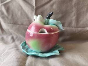 lot 132 image: Vintage handmade by Viking ceramic apple sugar-condiment - Made in Japan