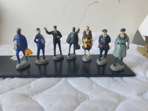 lot 146 image: Vintage people figures from the 30s for Lionel model train sets
