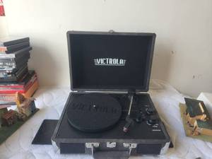 lot 148 image: Victrola record player - missing power cord