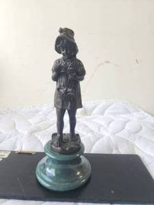 lot 149 image: Vintage bronze statue of girl with birds