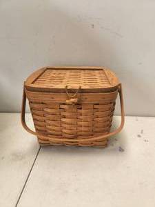 lot 196 image: Longaberger Basket with lid - 1991