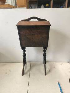 lot 198 image: Vintage sewing box