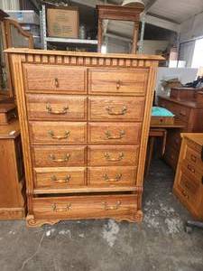 lot 206 image: Very nice tall Oak dresser - made by oakwood Interiors - 203, 204, 205