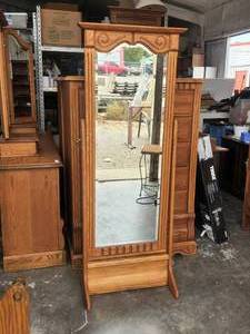 lot 210 image: Very nice Oak floor mirror - made by Oakwood Interiors - 203,204,205, and 206