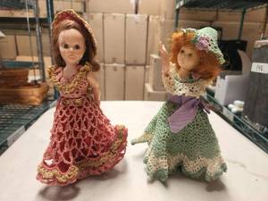 lot 274 image: Selection of 2 vintage dolls with sleepy eyes and crochet dresses