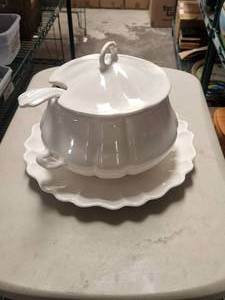 lot 240 image: Vintage 4-piece white ceramic tureen with spoon - California USA