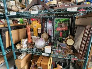 lot 200 image: Home decor. shelf lot