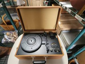 lot 215 image: Record player has no power cord