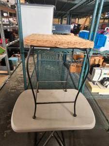lot 286 image: Small  wicker top table