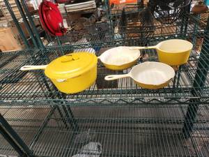 lot 292 image: Vintage enameled cast iron pots and pans