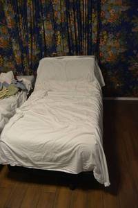 lot 3 image: Twin Size Adjustable Bed with Remote