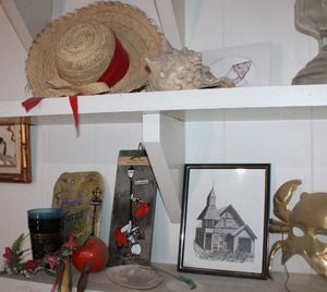 lot 14 image: Traveling Souvenirs Mardi Gras, Mexico Maraca, Conch Shell, Straw Hat