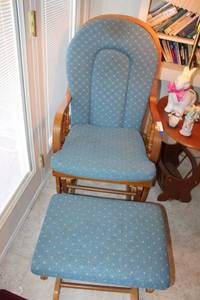 lot 33 image: Rocking Glider Chair and Ottoman with Blue Cushions