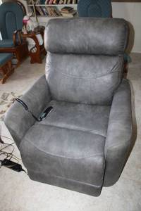 lot 34 image: Lifting Reclining Arm Chair as shown, see pictures