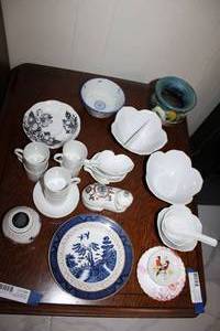 lot 55 image: Japan China Dishes, Serving Set, and Ceramic Cat Votive