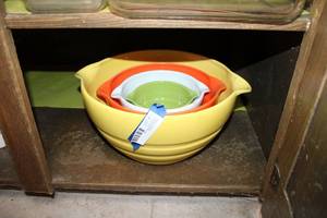 lot 90 image: Set of 4 Nesting Mixing Bowls with Dual Pouring Spouts